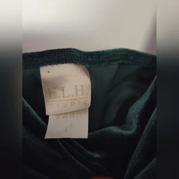 Elegant Green Velvet Dress - Picture 7 of 7